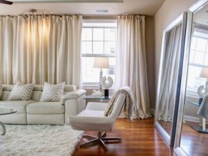 sala con cortinas tipo visillo