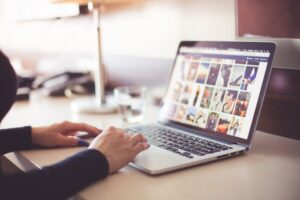 persona buscando muebles ne la web